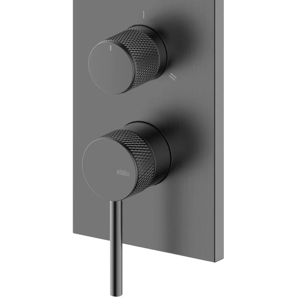 Parte externa de ducha empotrada Stillo Hades en acabado Gun Metal con placa cuadrada y mando monomando moleteado de 3 vías.